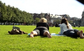 street-voyeur-films-a-blonde-and-a-brunette-in-the-park