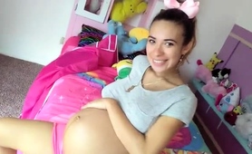 pregnant-teen-putting-her-beautiful-curves-on-display