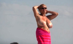 beach-voyeur-captures-big-boobed-mature-woman-sunbathing