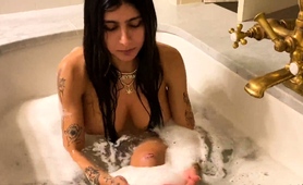 big-breasted-pornstar-babe-topless-in-the-bathtub