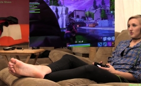 Amateur Teen Plays Video Games And Exposes Her Lovely Feet